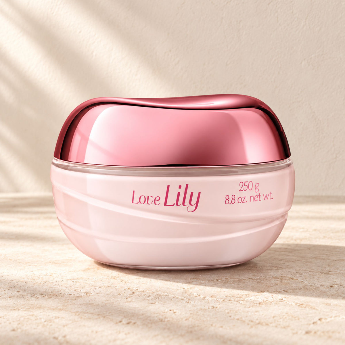 Pot rose de crème satinée Love Lily 250 g dans un décor épuré