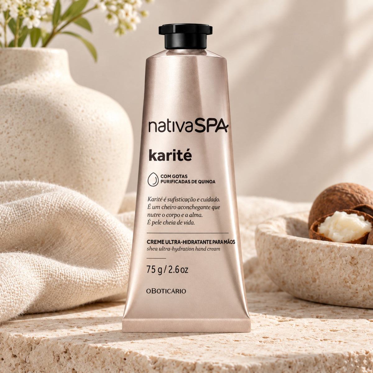 Tube de crème mains Nativa SPA Karité 75 g dans un décor aux tons naturels
