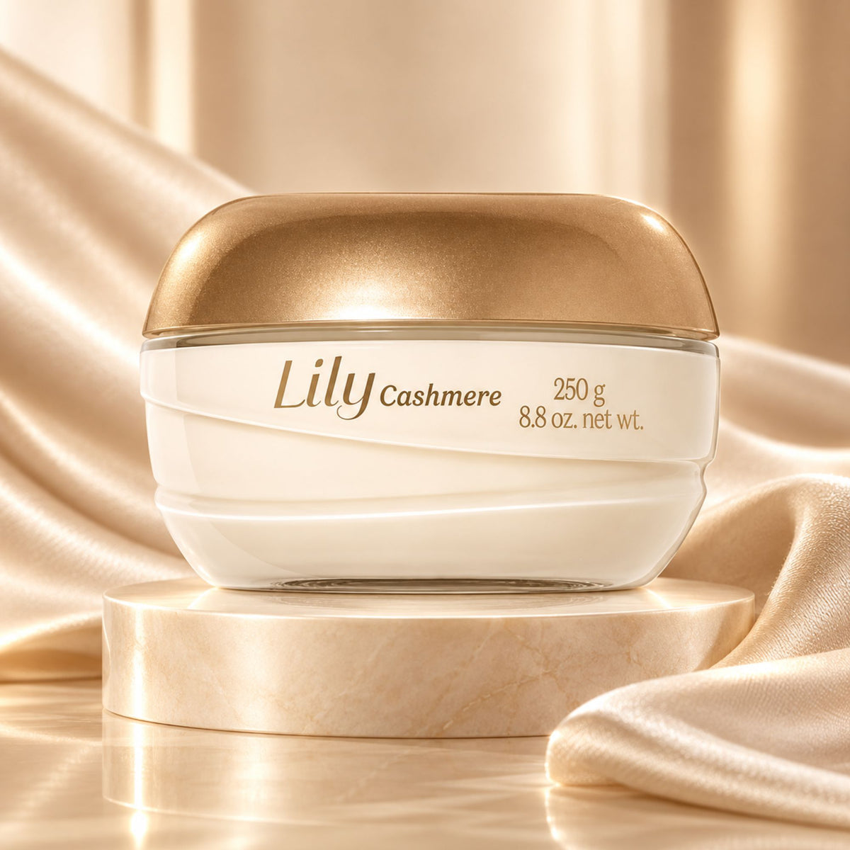 Pot de crème corps Lily Cashmere 250 g dans un décor de tissu satiné beige