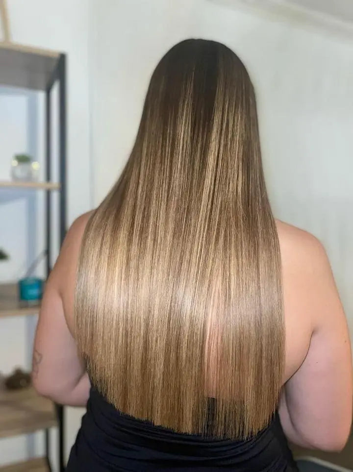 Avant / Après lissage Tropical Coconut – cheveux visiblement plus lisses, brillants et hydratés avec le traitement capillaire professionnel Lana Brasiles.