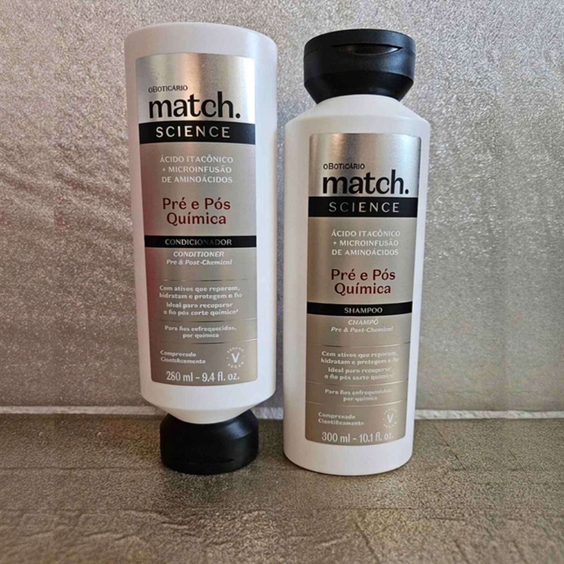 Shampoing 300 ml et après-shampoing 280 ml Match Science Pré e Pós-Química O Boticário — visuel d'ambiance