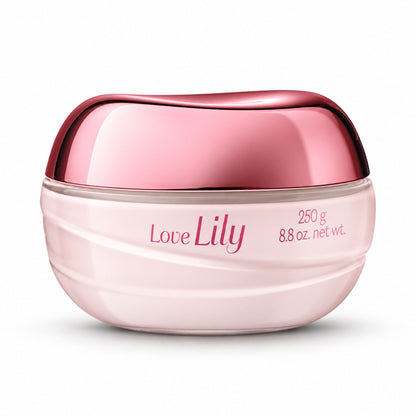 Crème hydratante satinée corps Love Lily 250 g O Boticário sur fond blanc
