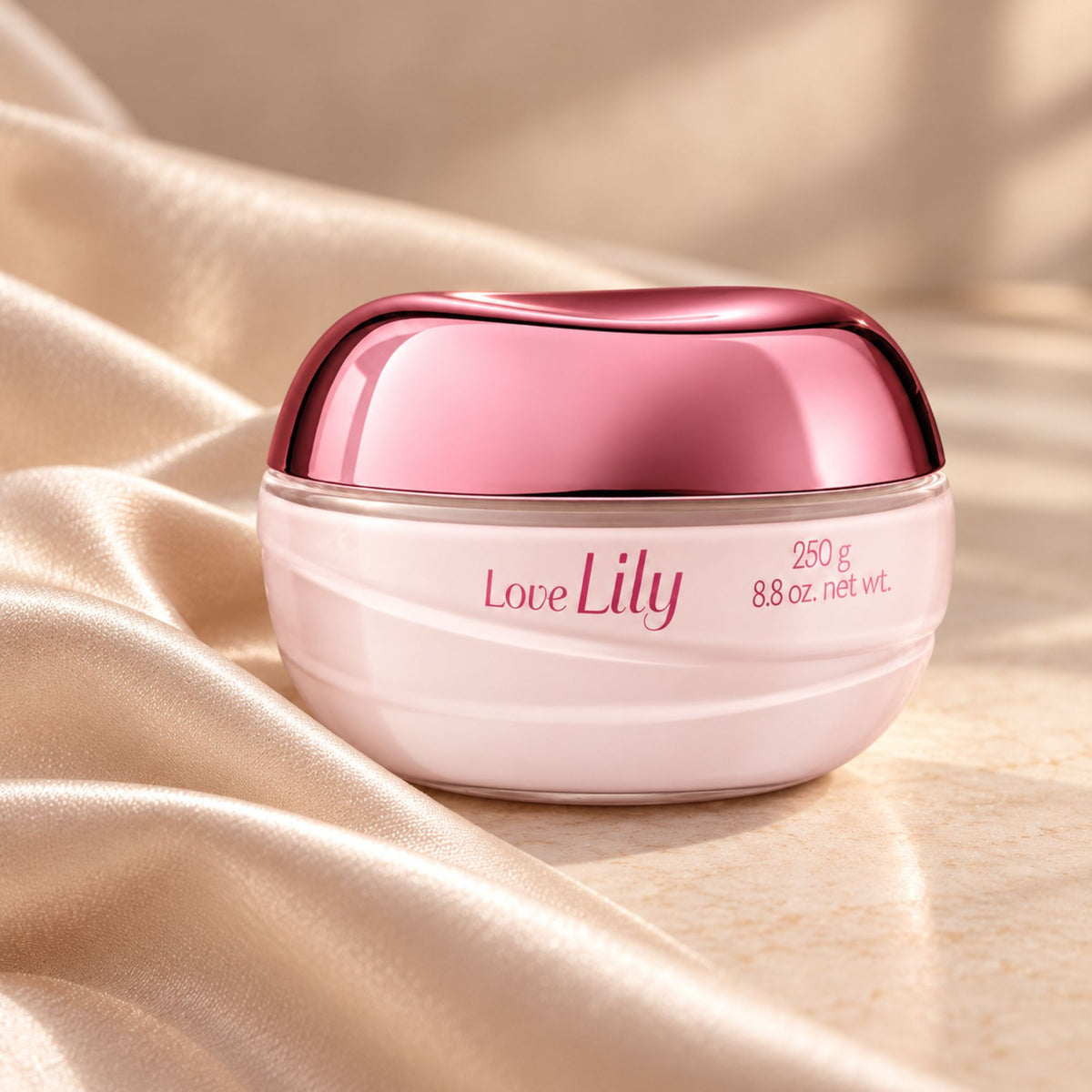 Pot de crème corps Love Lily 250 g dans un décor de satin clair