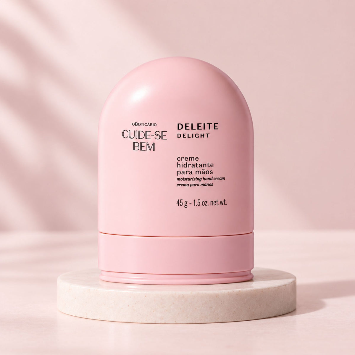 Crème mains Cuide-se Bem Deleite 45 g — flacon sur un support dans un décor rose