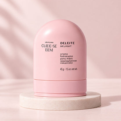 Crème mains Cuide-se Bem Deleite 45 g — flacon sur un support dans un décor rose