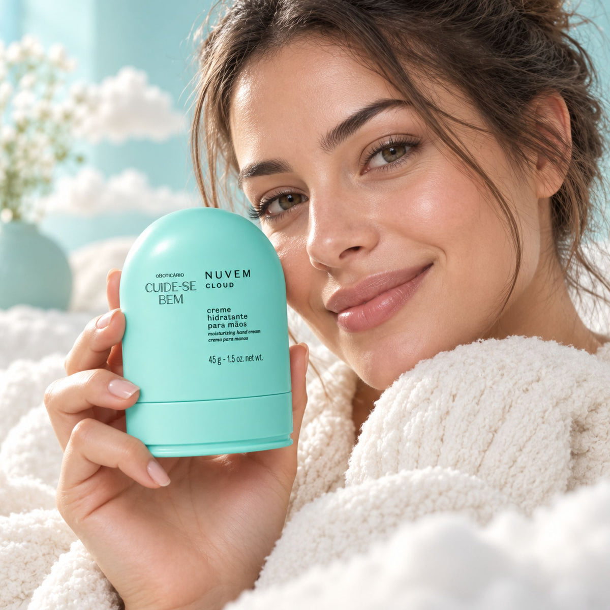 Crème mains Cuide-se Bem Nuvem 45 g — présentation du flacon tenu en main