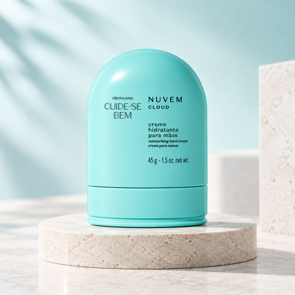 Crème mains Cuide-se Bem Nuvem 45 g — flacon sur un support clair dans un décor bleu