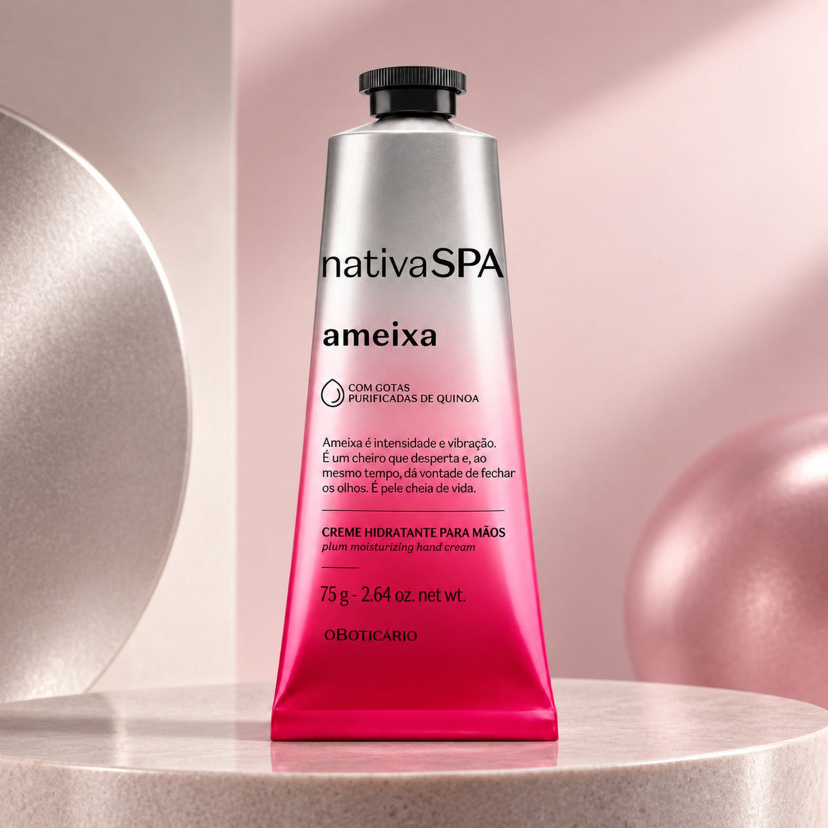 Crème mains Nativa SPA Ameixa 75 g — présentation du tube sur un support rose