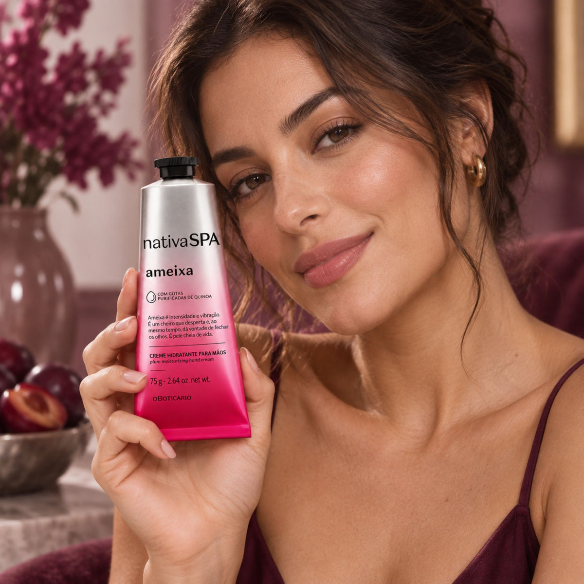 Crème mains Nativa SPA Ameixa 75 g — présentation du tube tenu en main