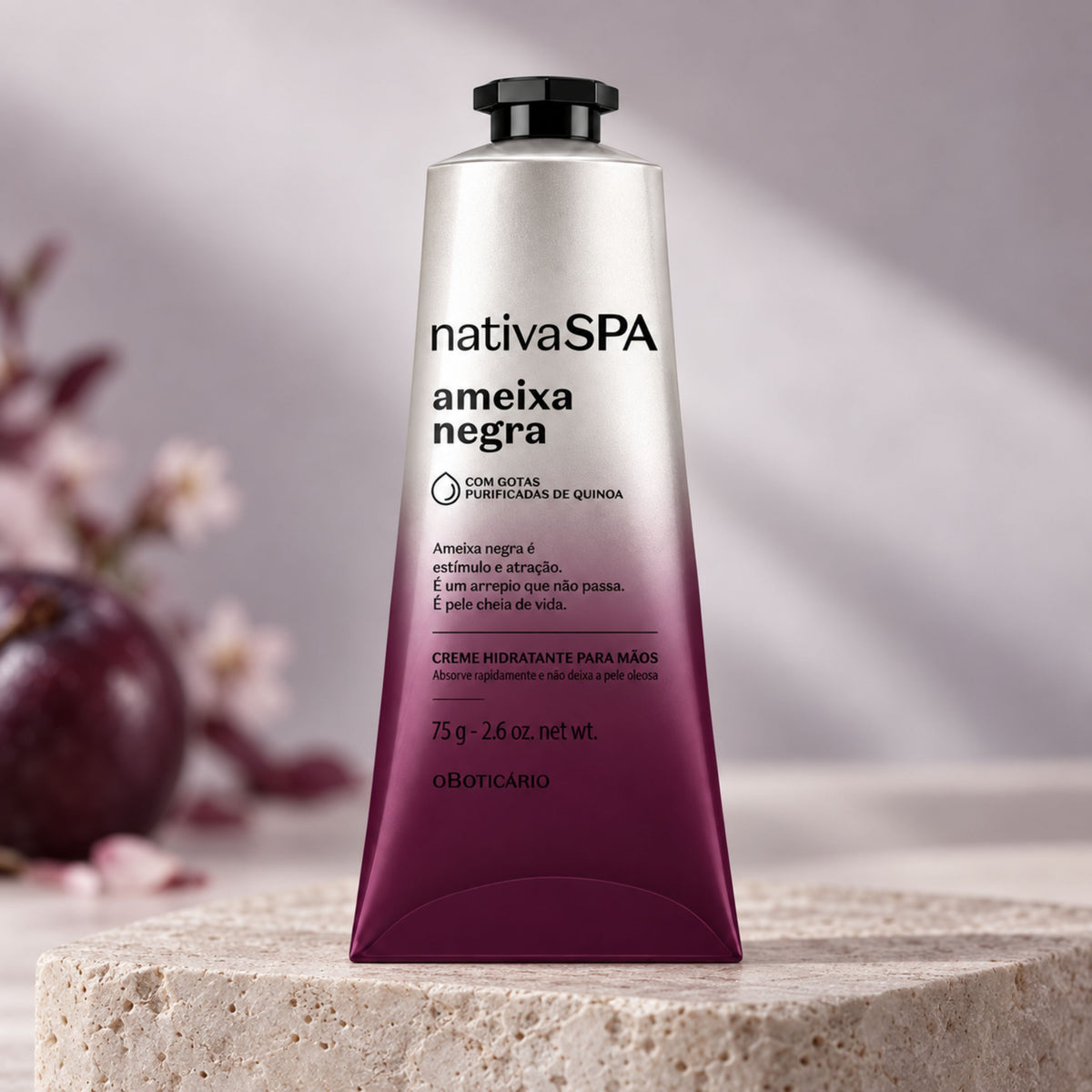Crème mains Nativa SPA Ameixa Negra 75 g O Boticário — tube sur un socle