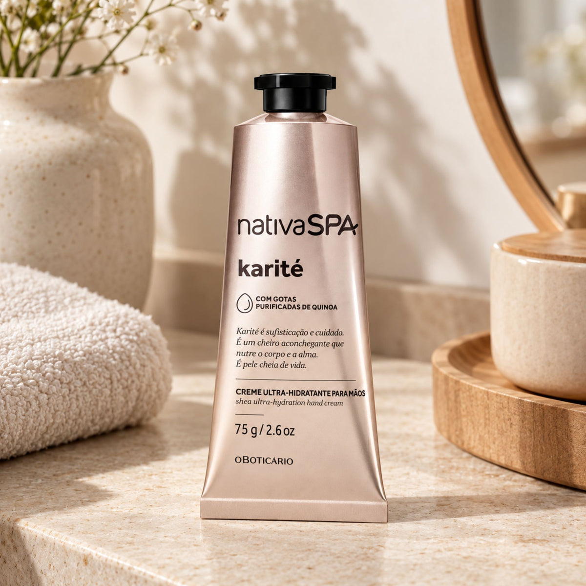 Crème mains Nativa SPA Karité 75 g dans un décor de salle de bain