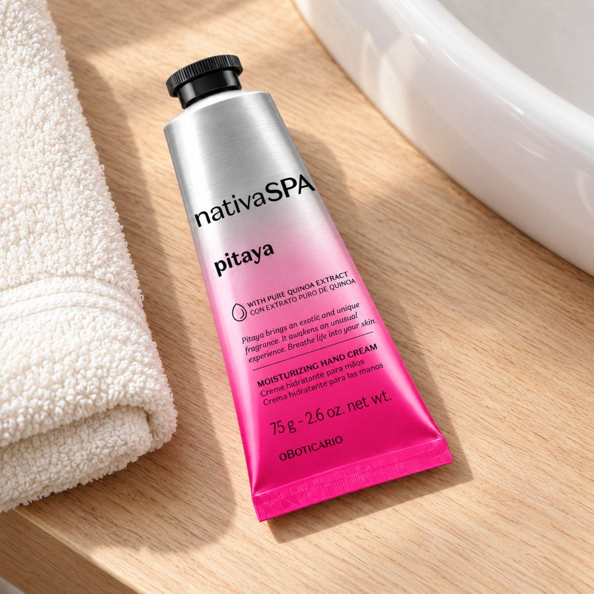 Tube de crème mains Nativa SPA Pitaya 75 g posé près d’une serviette