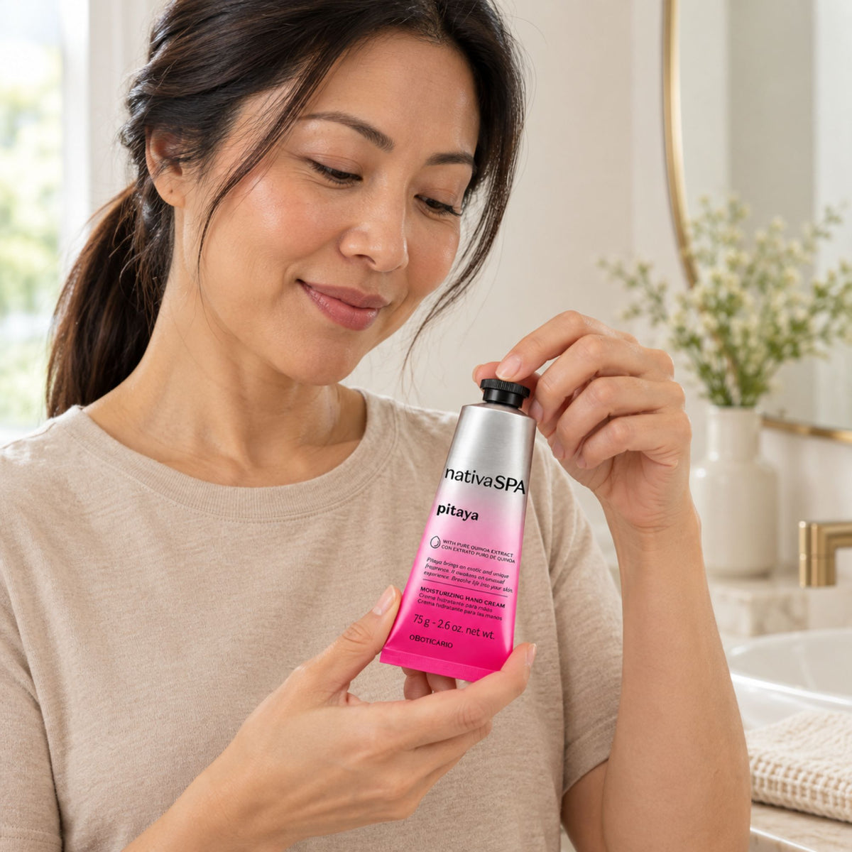 Femme tenant le tube de crème mains Nativa SPA Pitaya 75 g