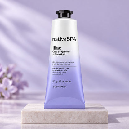 Crème mains et pieds Nativa SPA Lilac 50 g O Boticário — tube sur un socle dans un décor lilas