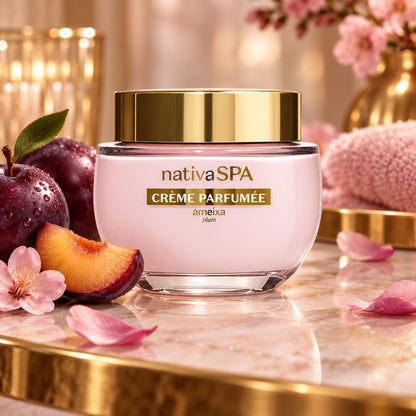 Crème parfumée Nativa SPA Ameixa 200 g présentée avec des prunes et des fleurs roses