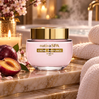 Crème corps parfumée Nativa SPA Ameixa 200 g au bord du bain avec des prunes et des serviettes