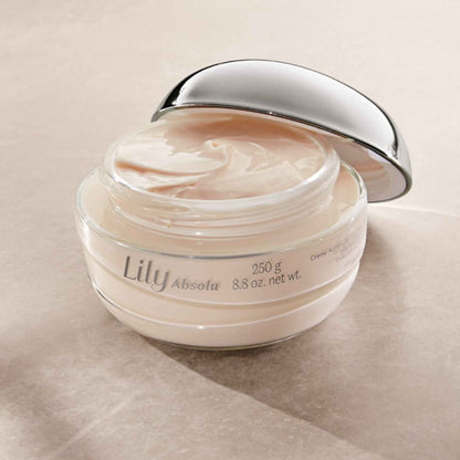 Crème hydratante satinée corps Lily Absolu 250 g O Boticário — visuel d'ambiance