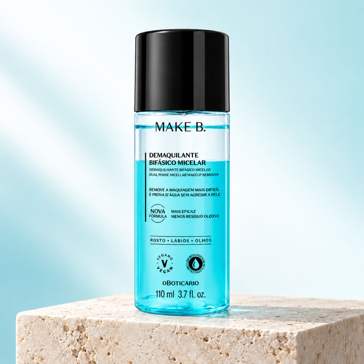 Démaquillant micellaire biphasé Make B. 110 ml O Boticário — flacon sur un socle dans un décor bleu clair