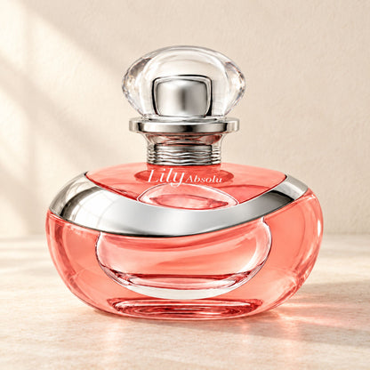 Flacon rose et argenté de Lily Absolu 75 ml dans un décor épuré