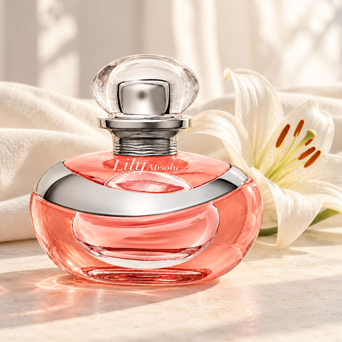 Flacon de Lily Absolu 75 ml accompagné d’un lys blanc