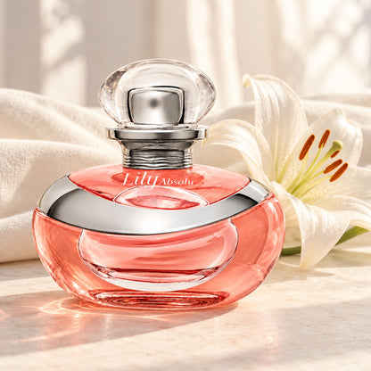 Flacon de Lily Absolu 75 ml accompagné d’un lys blanc