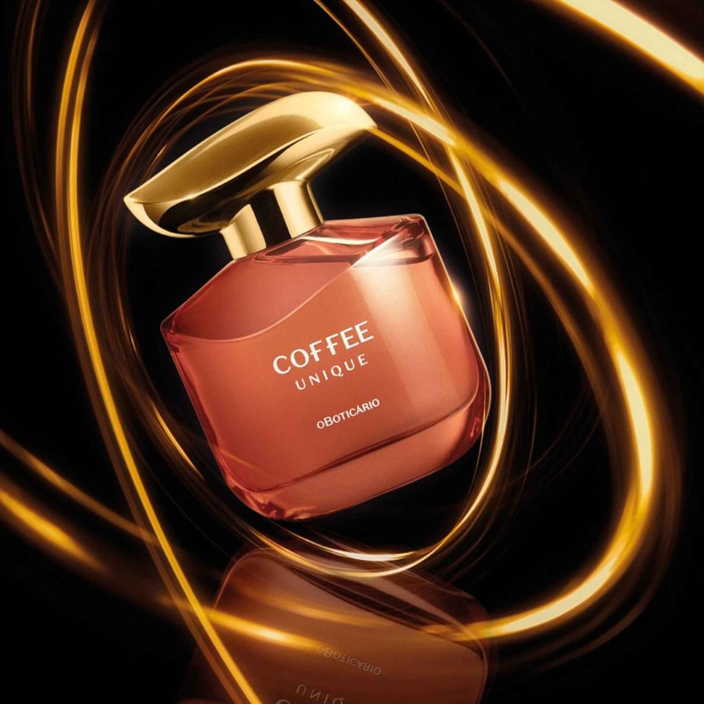 Eau de Toilette Coffee Woman Ristreto Unique 100 ml O Boticário — flacon sur fond noir et volutes dorées