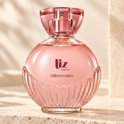 Eau de toilette Liz Sublime 100 ml dans un décor aux tons rosés