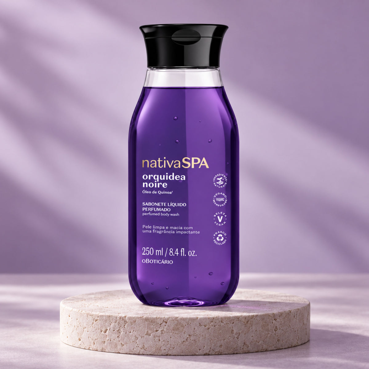 Gel douche Nativa SPA Orquídea Noire 250 ml O Boticário — flacon sur un socle dans un décor violet