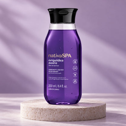 Gel douche Nativa SPA Orquídea Noire 250 ml O Boticário — flacon sur un socle dans un décor violet