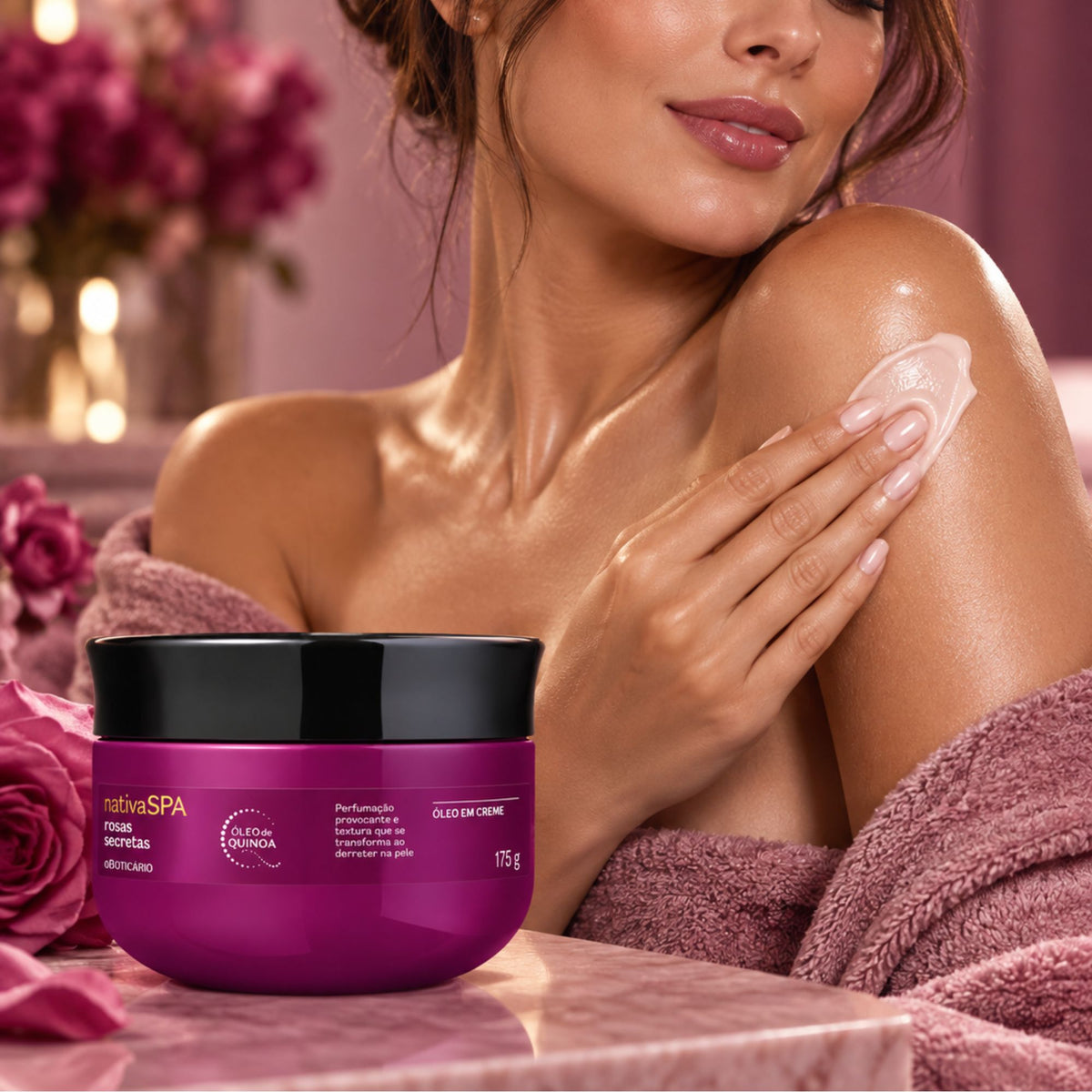 Application de l’huile crémeuse Nativa SPA Rosas Secretas sur le bras, avec le pot 175 g au premier plan.