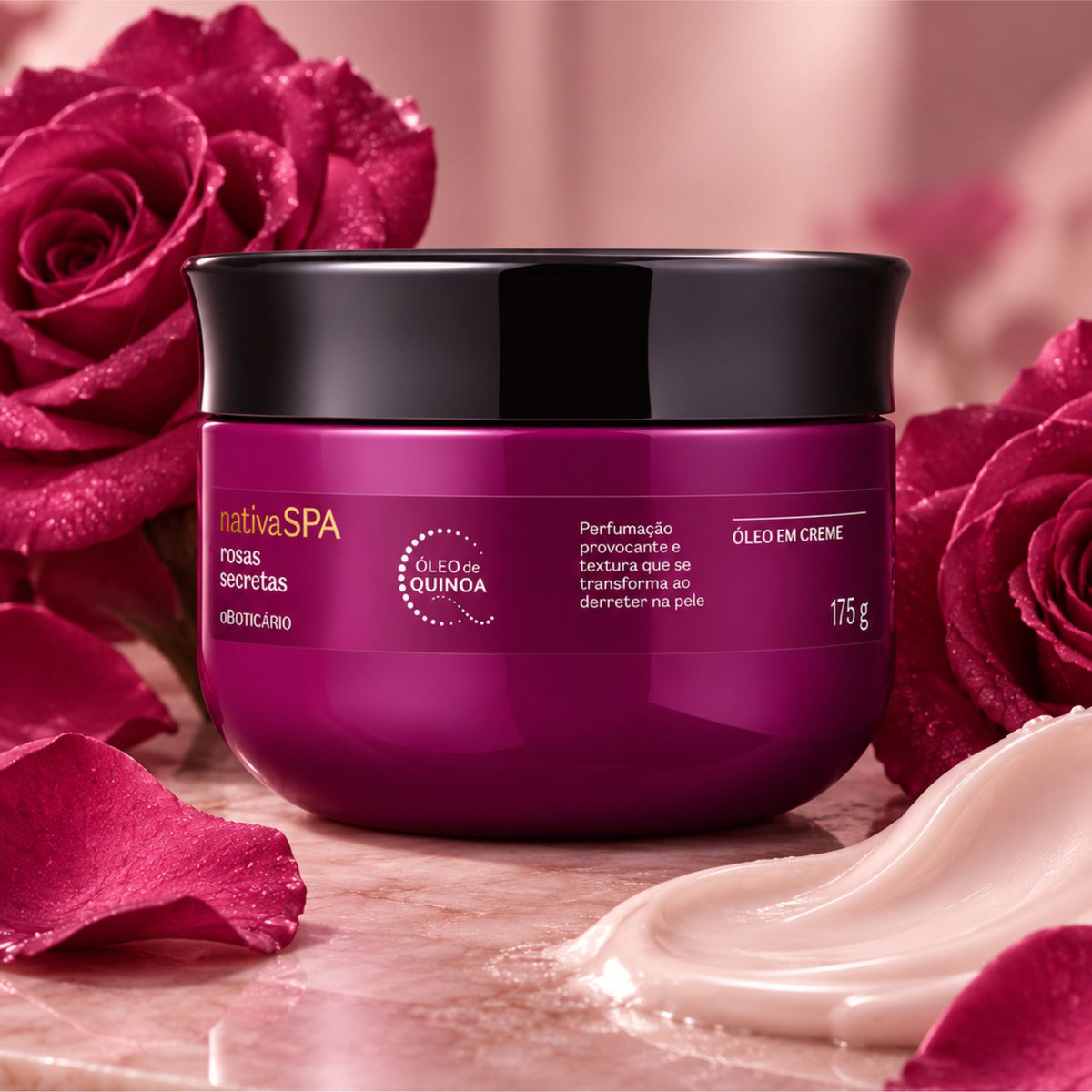 Pot d’huile crémeuse Nativa SPA Rosas Secretas 175 g entouré de roses et d’une touche de crème.