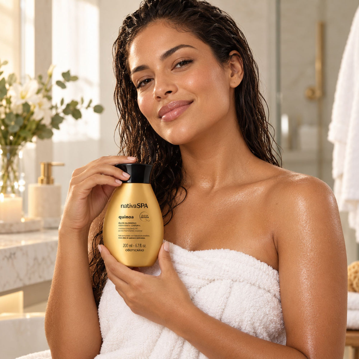 Femme tenant l’huile hydratante corps Nativa SPA Quinoa 200 ml après la douche.