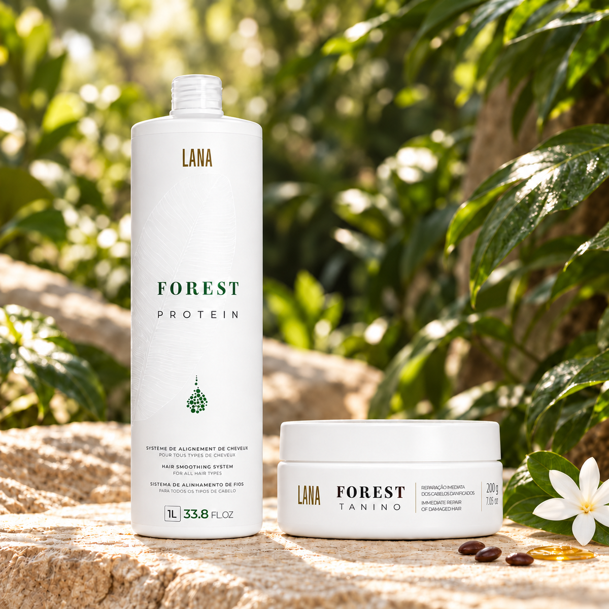 Kit Lana Brasiles Forest Protein 1 L et masque Forest Tanino 200 g, dans un décor végétal avec tiaré et graines de caroube.