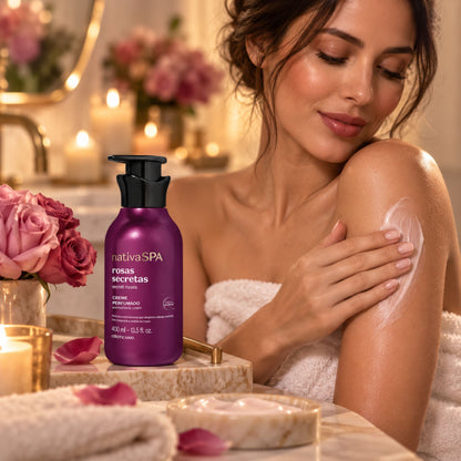 Application de la lotion Nativa SPA Rosas Secretas sur le bras, avec le flacon 400 ml