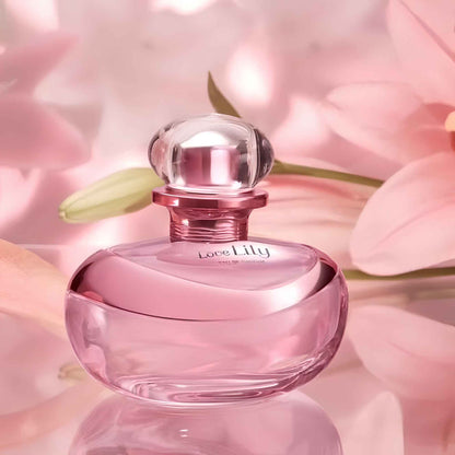 Eau de Parfum Love Lily 75 ml O Boticário — flacon rose entouré de pétales
