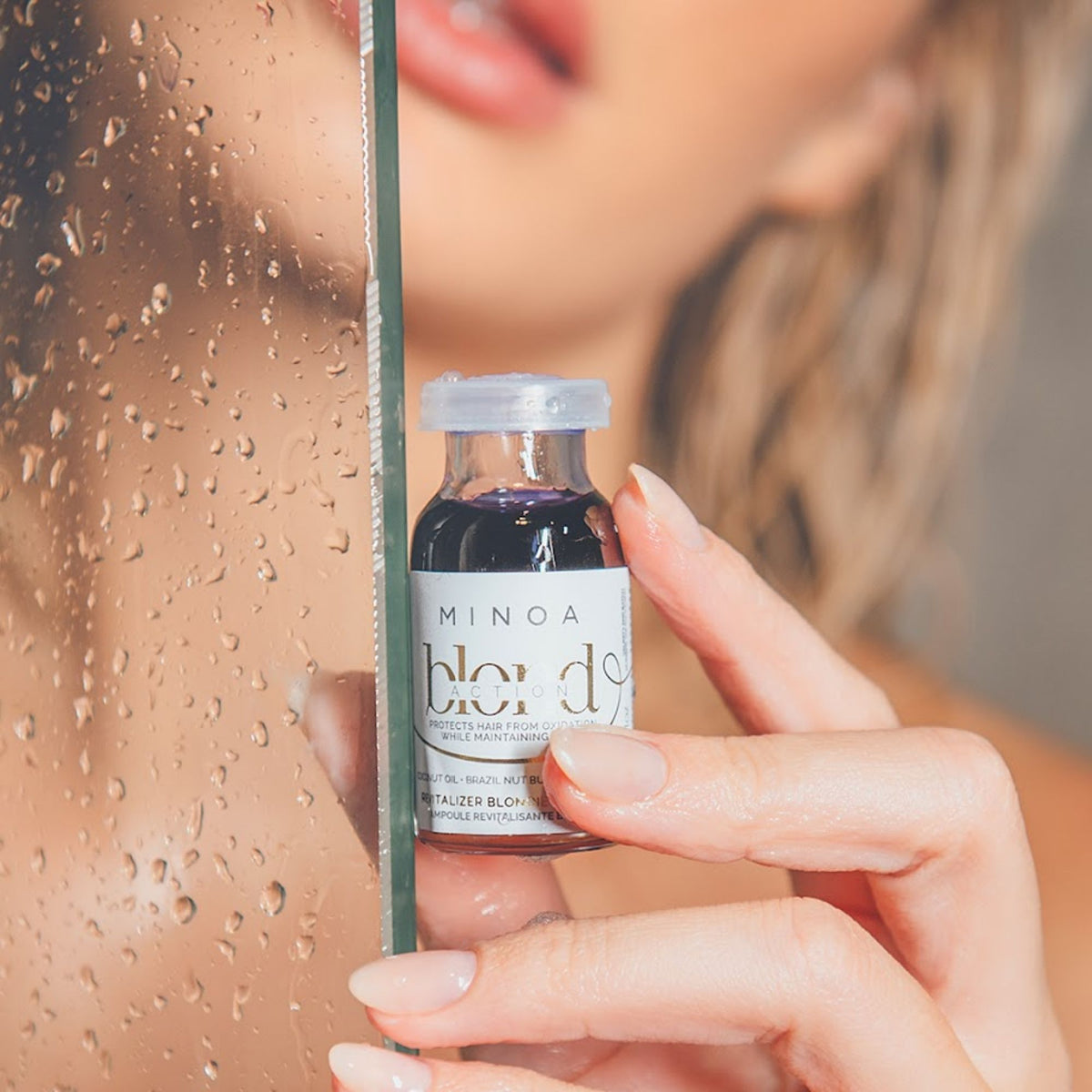 Minoa Blondie – Ampoule revitalisante 10 ml – mise en scène du produit