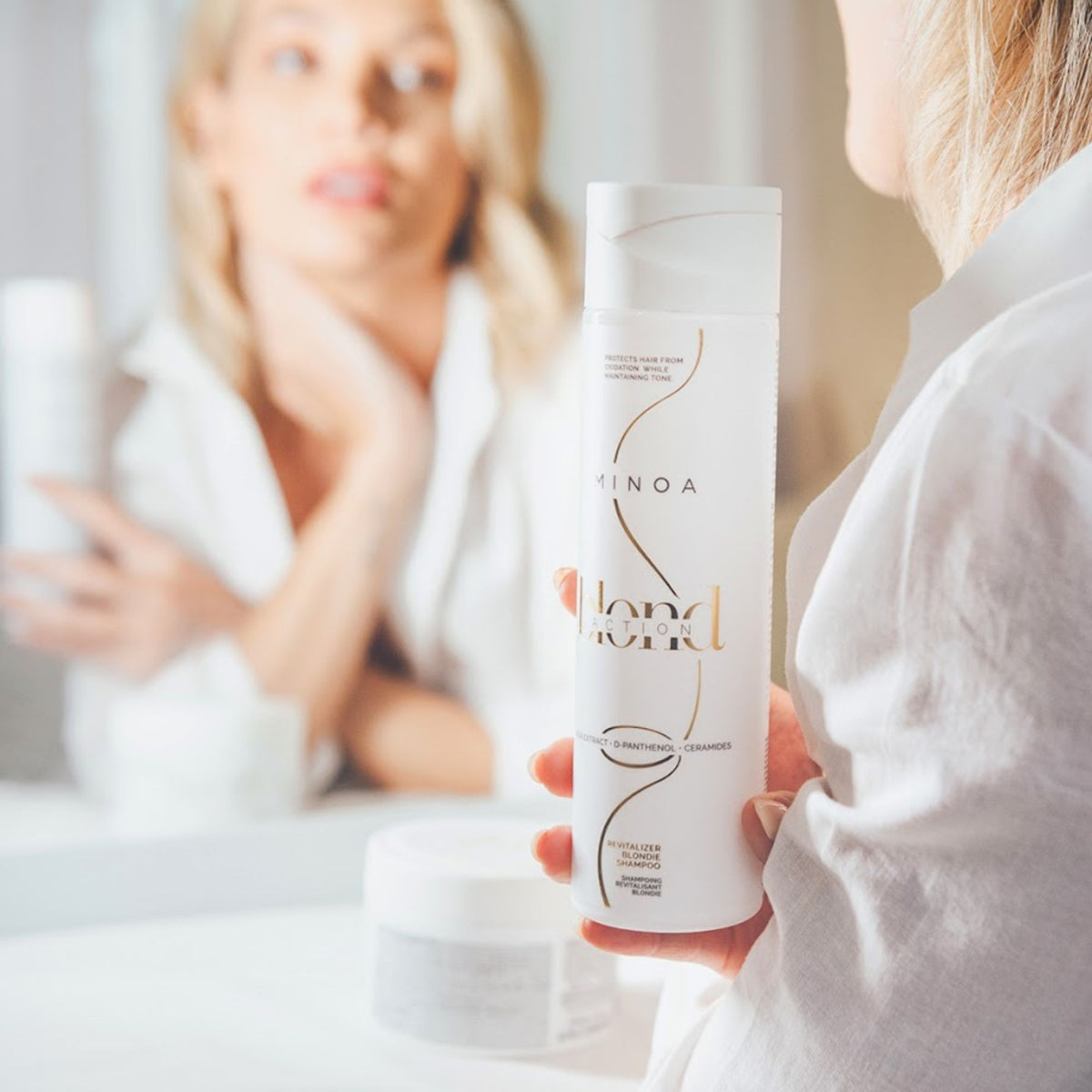 Minoa Blondie – Shampoing violet déjaunissant 250 ml – mise en scène du produit