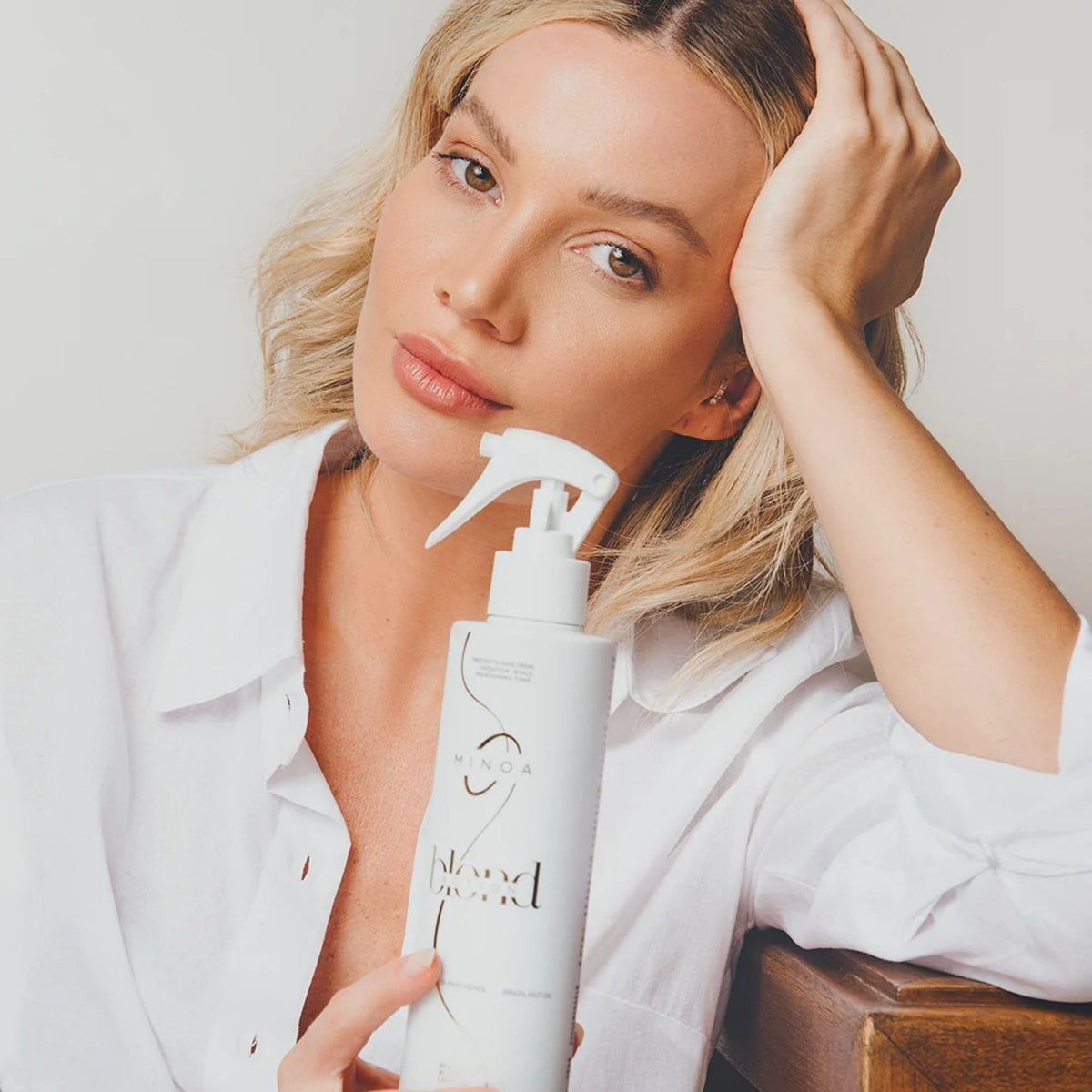 Minoa Blondie – Soin sans rinçage revitalisant 300 ml – mise en scène du produit