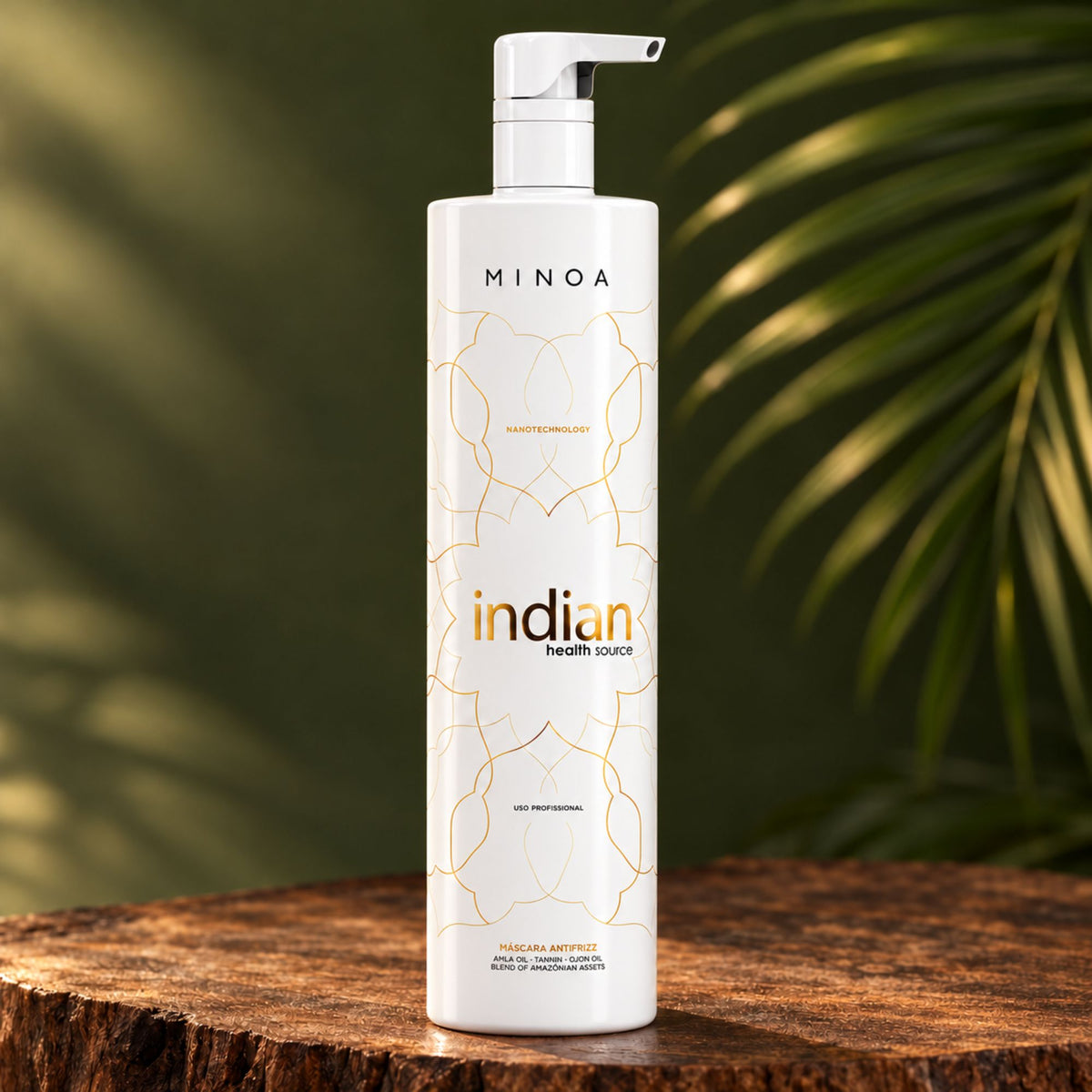Flacon professionnel Minoa Indian Health Source Organic Protein 1 L sur un socle en bois