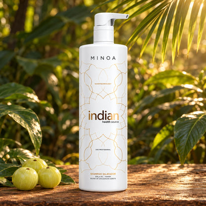 Shampooing clarifiant Minoa Indian Health Source 1 L dans un décor végétal avec fruits d’amla