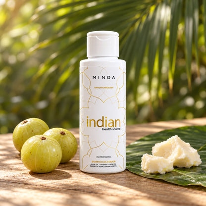 Shampooing clarifiant Minoa Indian Health Source, flacon 120 ml dans un décor végétal avec amla