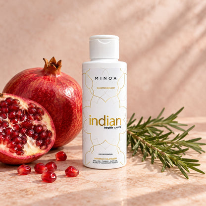 Shampooing clarifiant Minoa Indian Health Source, flacon 120 ml dans un décor rose