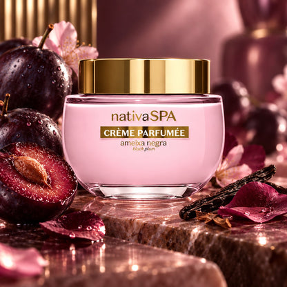 Crème parfumée Nativa SPA Ameixa Negra 200 g présentée avec des prunes noires et des fleurs.