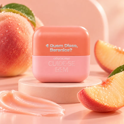 Baume à lèvres Pessegura Coral 6,2 g présenté avec des pêches sur fond rose