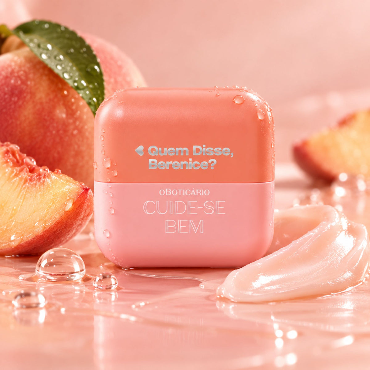 Baume Pessegura Coral 6,2 g dans une mise en scène fruitée avec pêches et gouttes d’eau