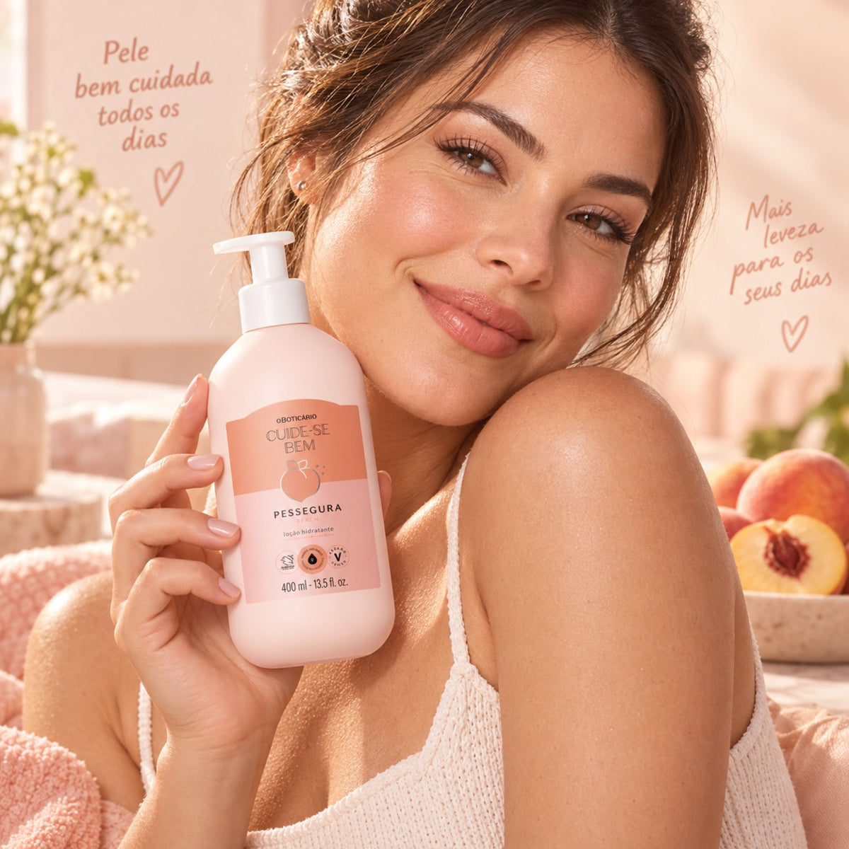 Femme tenant le flacon-pompe de lotion hydratante Pessegura 400 ml.